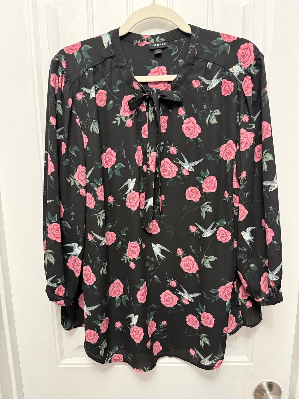 TORRID 2 Black Floral Bird Print Blouse 3/4 Sleeve Tie Neck Size 1X Womens (8-4)